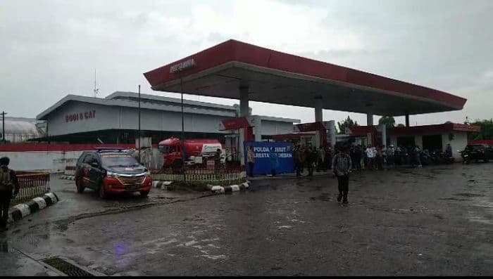 polisi_tutup_satu_spbu_di_medan_diduga_jual_bbm_oplosan_