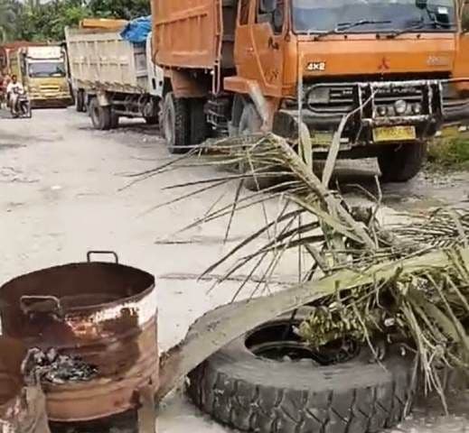 _protes_tak_kunjung_ditanggapi_warga_selesai_langkat_blokir_jalan