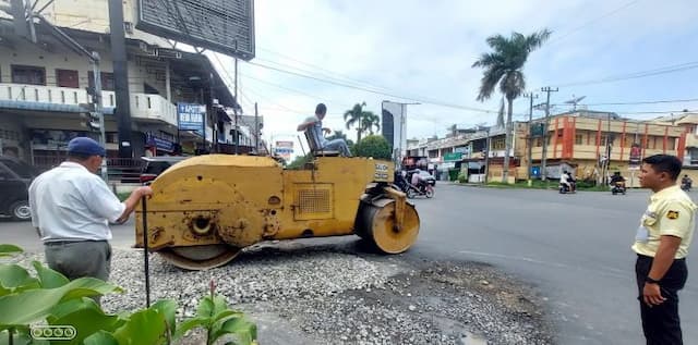 pt_sttc_perbaiki_jalan_pendeta_justin_sihombing_yang_rusak_parah_