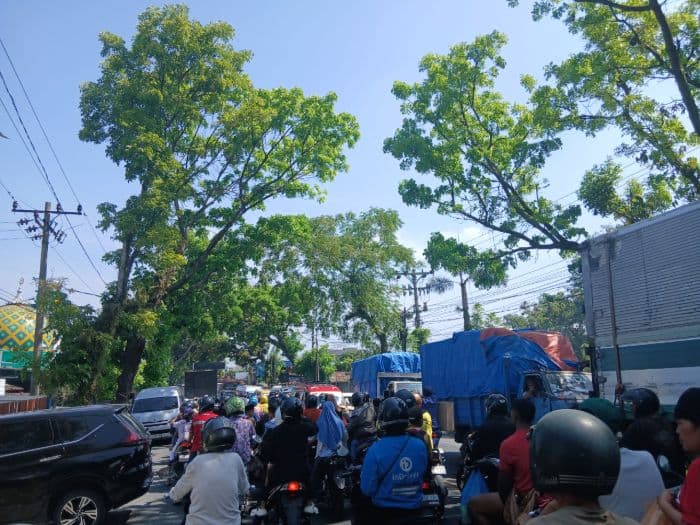 antrean_kendaraan_mengisi_bbm_di_spbu_picu_jalan_siantarmedan_macet