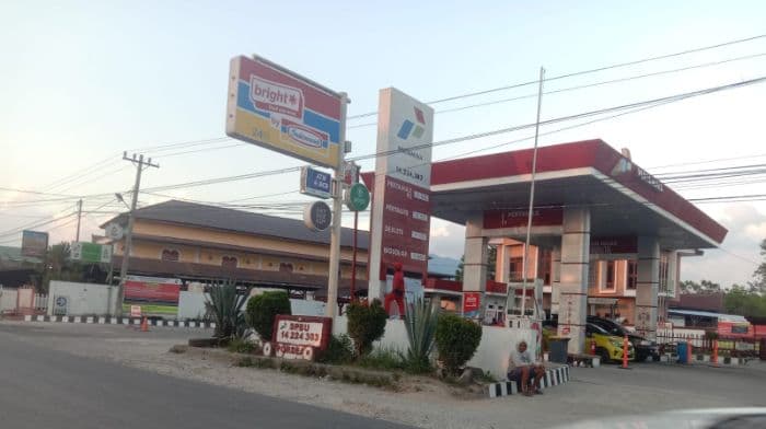 antrean_mengisi_bbm_di_spbu_toba_mulai_normal_