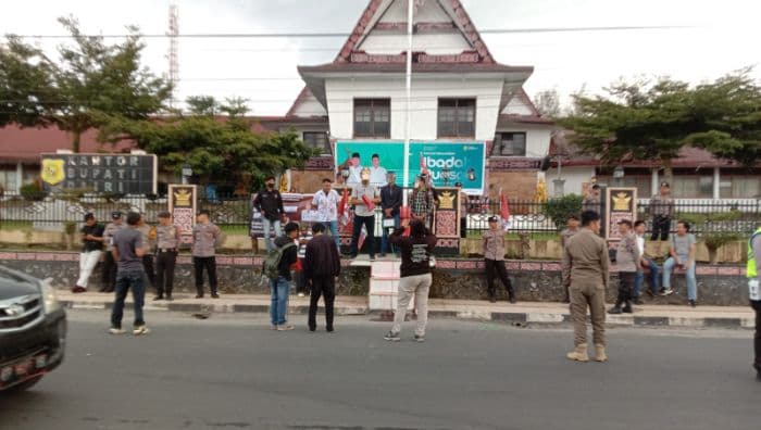 gmni_dairi_gelar_aksi_di_kantor_bupati_sampaikan_10_tuntutan_meski_hari_libur