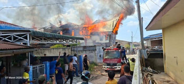 kebakaran_hanguskan_rumah_kos_20_kamar_di_sidikalang