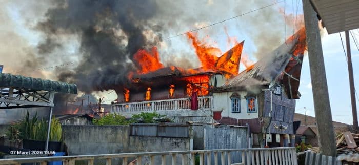 kebakaran_koskosan_di_sidikalang_lima_rumah_lainnya_terdampak