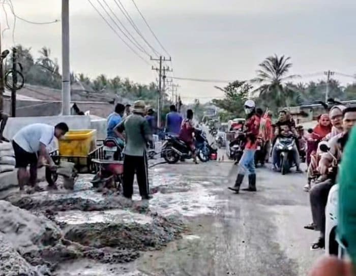 lambat_direspons_warga_dua_desa_di_talawi_batu_bara_gotong_royong_parbaiki_lantai_jembatan_penghubung