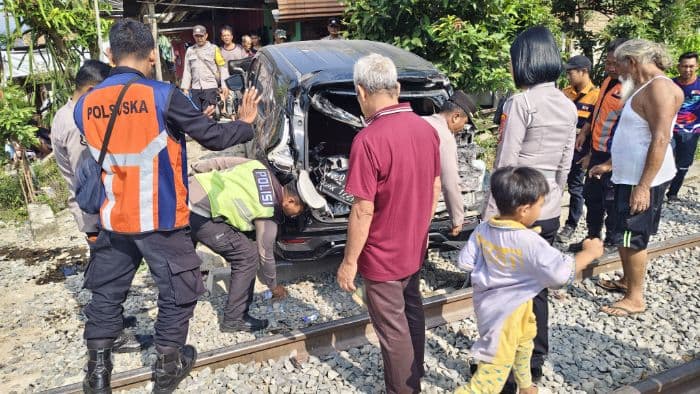 mobil_ditabrak_kereta_api_di_simalungun_sopir_dan_penumpang_lolos_dari_maut_