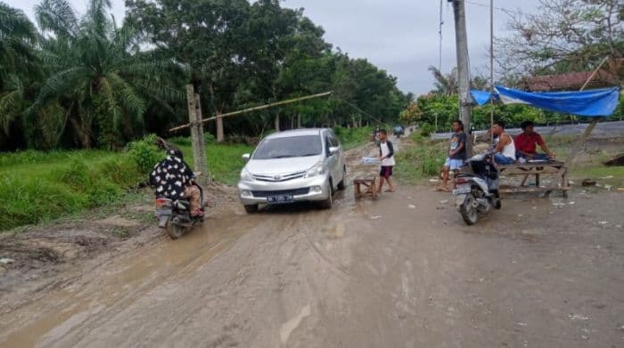 pemkab_langkat_alokasikan_rp8_miliar_perbaiki_jalan_rusak_di_secanggang_