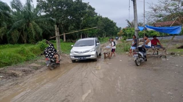 pemkab_langkat_alokasikan_rp8_miliar_perbaiki_jalan_rusak_di_secanggang_
