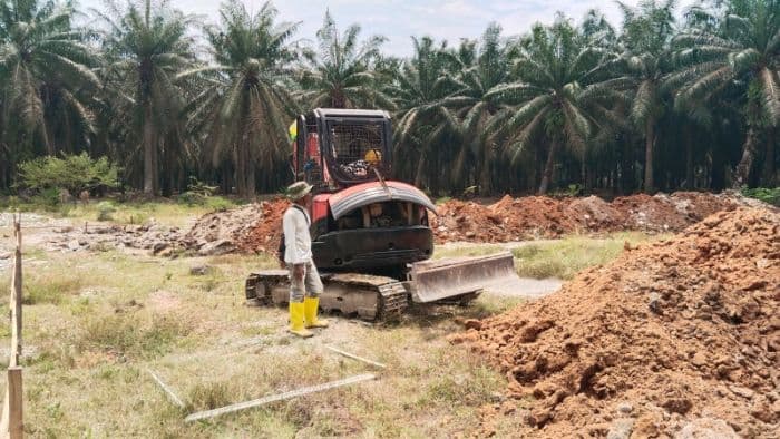 pengerjaan_gedung_kdmp_di_desa_pabatu_l_sergai_tak_terpasang_plang_
