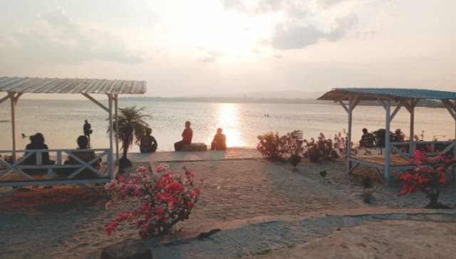 menikmati_sunset_sambil_berbuka_puasa_di_pantai_danau_toba_porsea