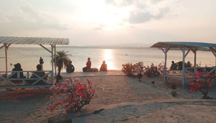 menikmati_sunset_sambil_berbuka_puasa_di_pantai_danau_toba_porsea