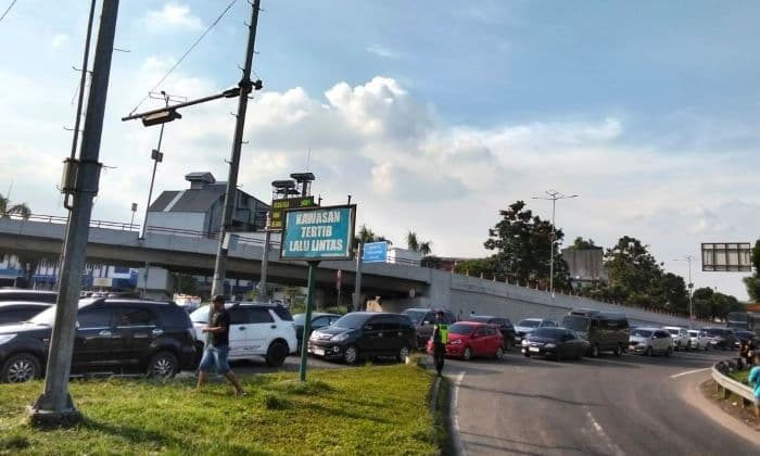 arus_balik_lebaran_1446_h_ratusan_mobil_antre_di_pintu_keluar_tol_amplas
