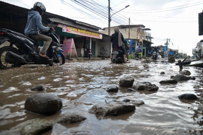 jalan_rusak_dan_tergenang_di_deli_serdang_