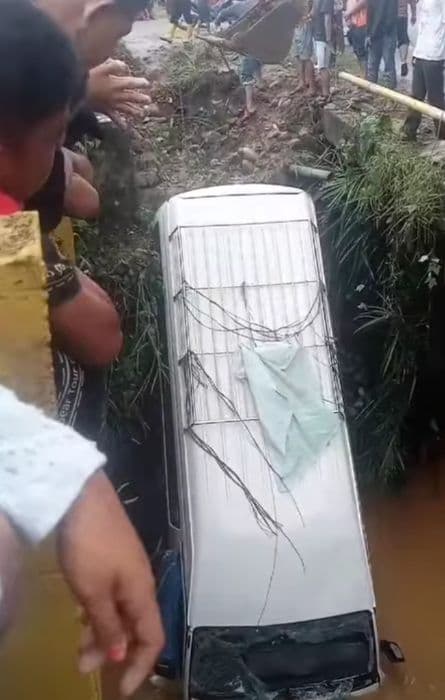 minibus_terjun_ke_sungai_di_palas_satu_balita_hilang