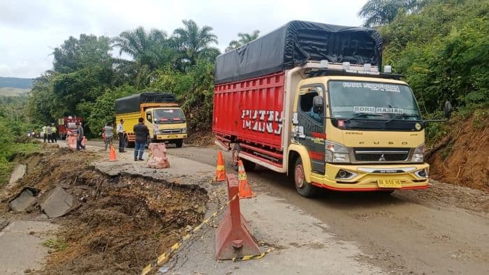 ruas_jalan_lintas_gunung_tua_menuju_padangsidimpuan_amblas