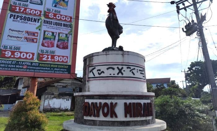 tugu_dayok_mirah_pematangsiantar_rusak_material_tembaga_di_sayap_dan_ekor_hilang