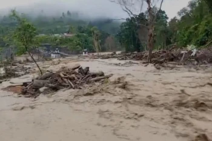 dua_jembatan_darurat_putus_lima_desa_di_aceh_terisolasi
