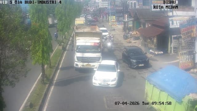 hindari_lubang_truk_tronton_seruduk_mercy_hingga_berputar_arah_di_jalan_setiabudi_medan_