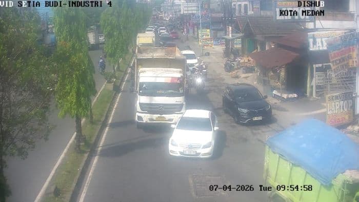hindari_lubang_truk_tronton_seruduk_mercy_hingga_berputar_arah_di_jalan_setiabudi_medan_
