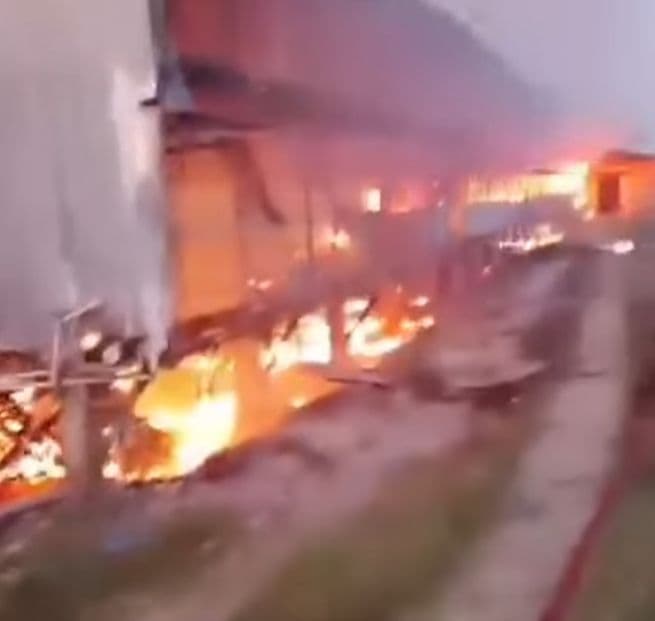 kandang_ayam_potong_di_stm_hilir_hangus_terbakar_kerugian_capai_ratusan_juta