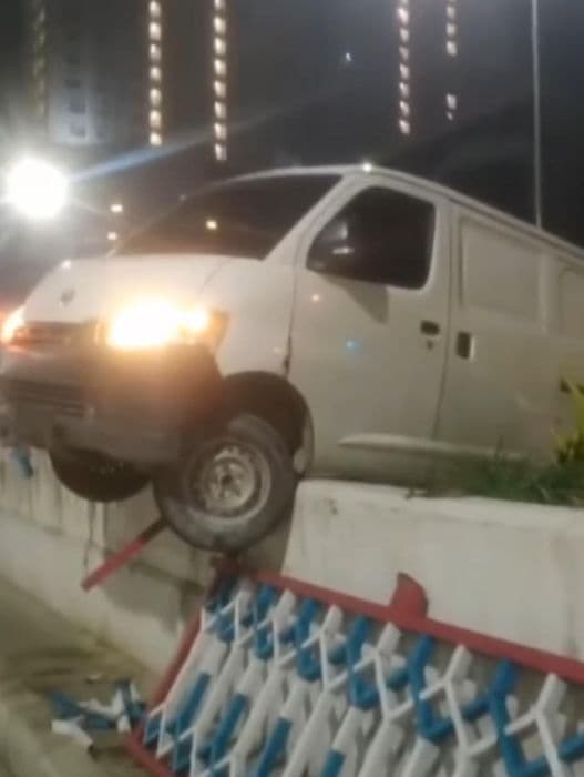 mobil_granmax_tabrak_pembatas_nyaris_jatuh_ke_underpass