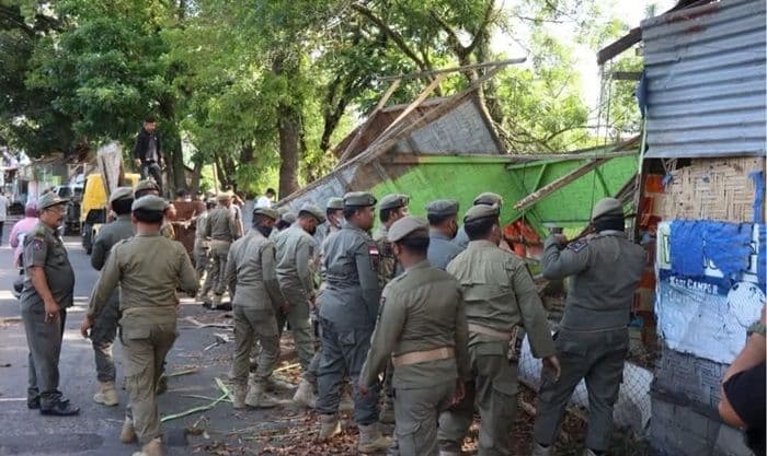 satpol_pp_binjai_bongkar_20_lapak_pkl_di_jalan_bandung_300_personel_diterjunkan