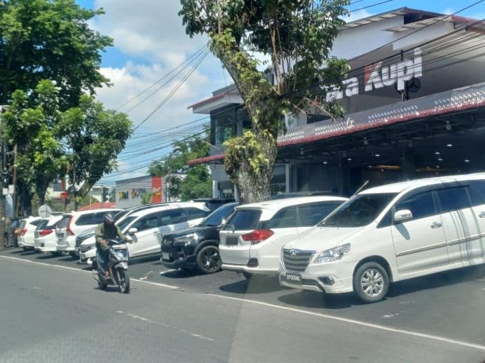 pemko_medan_segera_bongkar_paksa_trotoar_yang_diaspal_tanpa_izin_dara_kupi