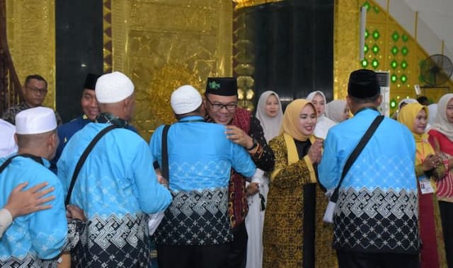360_calon_jemaah_haji_kloter_15_asal_deli_serdang_dilepas_ke_asrama_haji_medan
