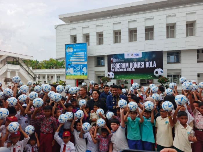 erick_thohir_hadiri_drawing_aff_u19_2026_di_medan_bagikan_ratusan_bola_untuk_siswa