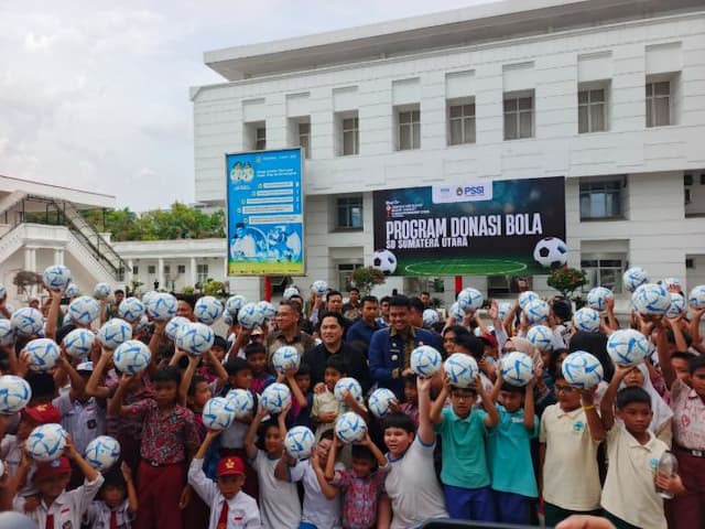 erick_thohir_hadiri_drawing_aff_u19_2026_di_medan_bagikan_ratusan_bola_untuk_siswa