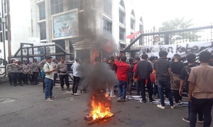 lmnd_demo_di_dprd_sumut_soroti_ketimpangan_pendidikan_dan_biaya_sekolah