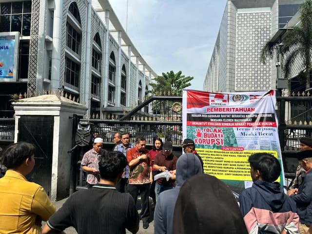 massa_geruduk_dprd_sumut_desak_aph_tuntaskan_dugaan_korupsi_dan_polemik_ijazah