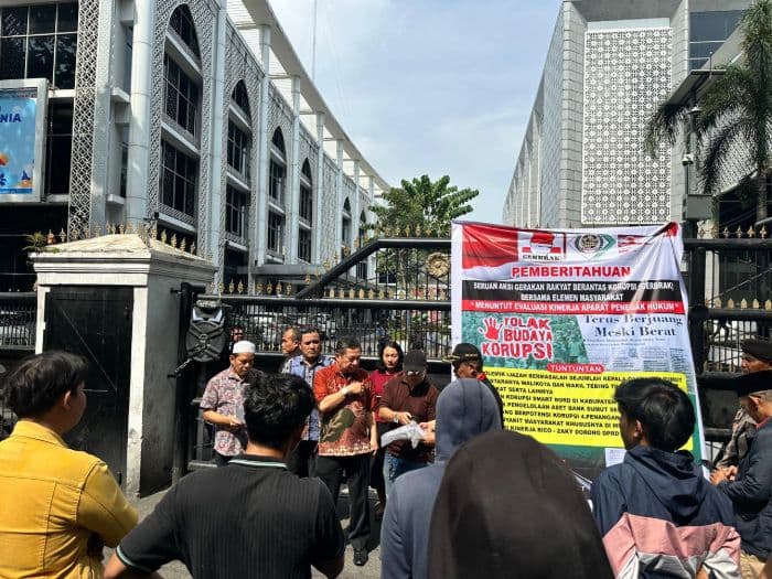 massa_geruduk_dprd_sumut_desak_aph_tuntaskan_dugaan_korupsi_dan_polemik_ijazah