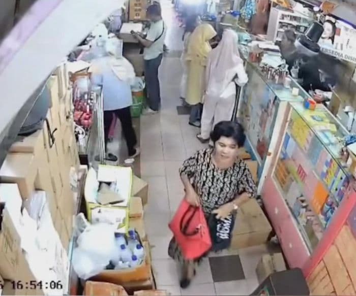 nenek_berdaster_terekam_cctv_curi_dua_tas_pegawai_kosmetik_di_pasar_petisah_medan