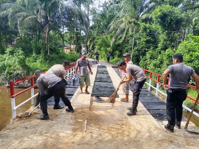 polres_tapteng_perbaiki_jembatan_merah_putih_presisi_di_kolang