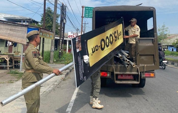 satpol_pp_binjai_tertibkan_spanduk_ilegal_di_fasilitas_umum_dan_pinggir_jalan
