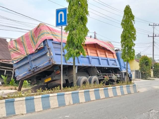 truk_bermuatan_28_ton_alami_patah_as_di_jalur_lubuk_pakamgalang