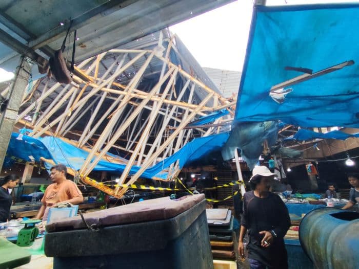 atap_pasar_ikan_dwikora_ambruk_pd_phj_mulai_lakukan_pembersihan