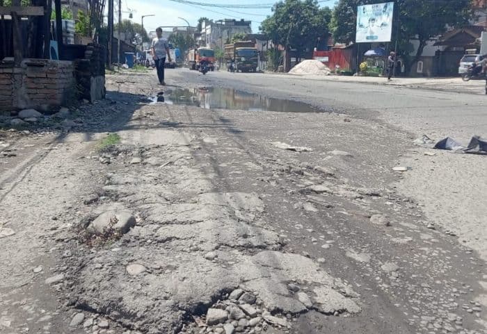 akses_ke_pelabuhan_belawan_dikepung_banjir_dan_jalan_rusak