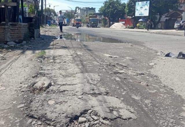 akses_ke_pelabuhan_belawan_dikepung_banjir_dan_jalan_rusak
