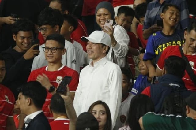 jokowi_hadir_langsung_saksikan_timnas_indonesia_vs_vietnam_di_susu