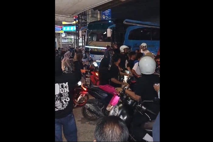 viral_keributan_pengendara_dan_kru_bus_pariwisata_di_marelan_diduga_dipicu_senggolan_saat_macet