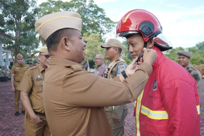 petugas_damkar_asahan_dibekali_apd_baru_untuk_perkuat_layanan_tanggap_darurat