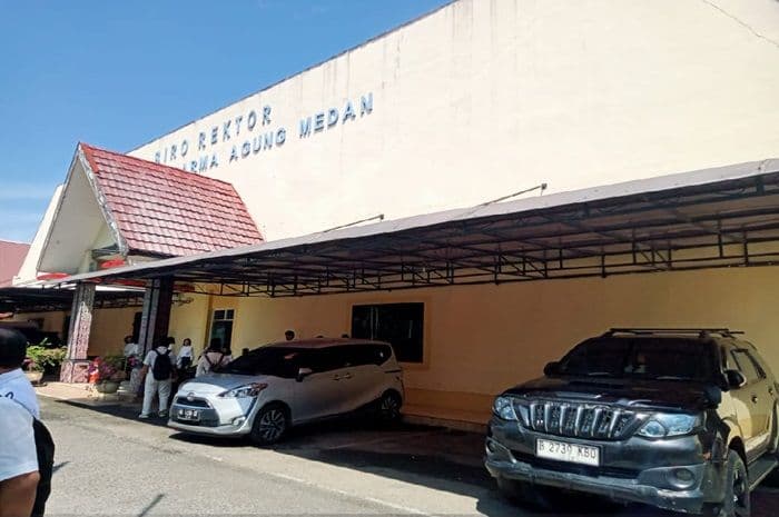 puluhan_dosen_dan_admin_uda_datangi_rektorat_tuntut_penjelasan_pemblokiran_ahu