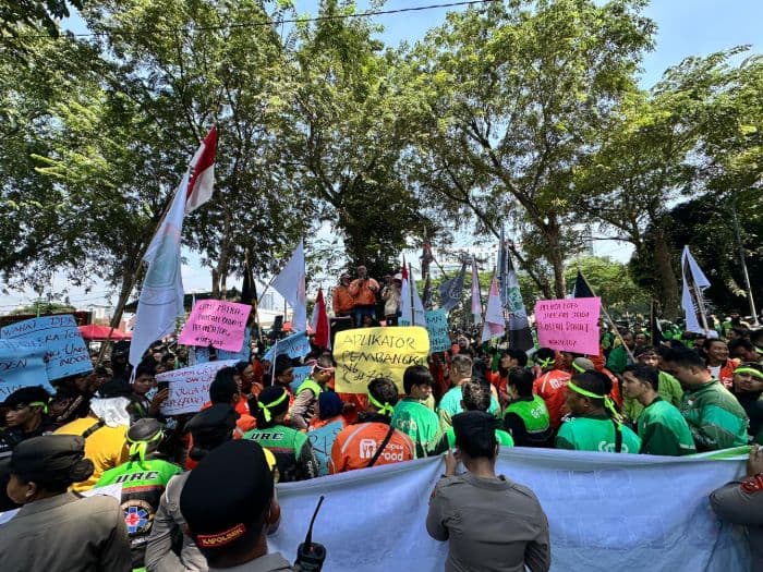 ratusan_ojol_medan_sampaikan_tujuh_tuntutan_di_dprd_sumut
