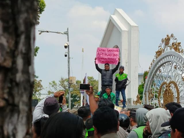 berlanjut_massa_707_ojol_sampaikan_aspirasi_di_kantor_gubernur_sumut