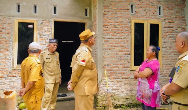 bupati_batu_bara_tinjau_pembangunan_rumah_terdampak_bencana_di_desa_sentang_
