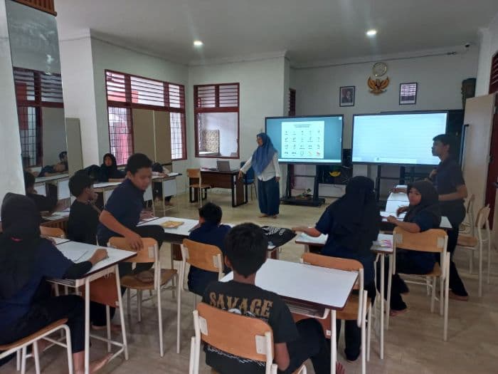 orang_tua_mengaku_tak_tega_izinkan_anak_sd_masuk_sekolah_rakyat