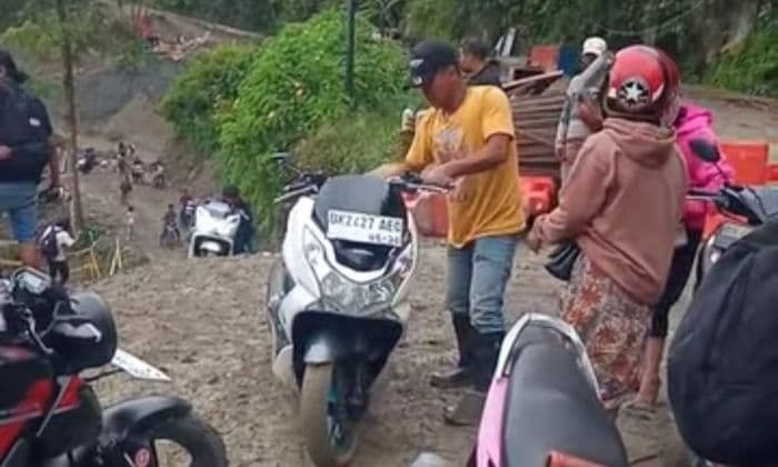 pengendara_ekstra_hatihati_melintas_di_jalan_lingkar_sigarantung_samosir_yang_sedang_dikerjakan_