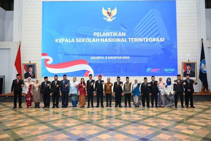 mendikdasmen_lantik_17_kepala_sekolah_nasional_terintegrasi_kloter_perdana